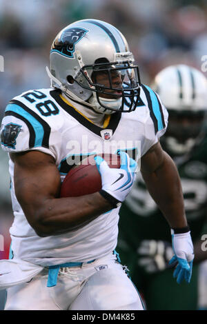 Nov. 29, 2009 - East Rutherford, New Jersey, Stati Uniti - 29 Novembre 2009: Carolina Panthers running back Jonathan Stewart #28 precipita la palla durante il gioco tra la Carolina Panthers e New York getti al Complesso Sportivo di Meadowlands in East Rutherford, New Jersey. I getti sconfitto le pantere 17-6..Credito - Alan Maglaque / Southcreek globale di credito (Immagine: © Southcreek G Foto Stock