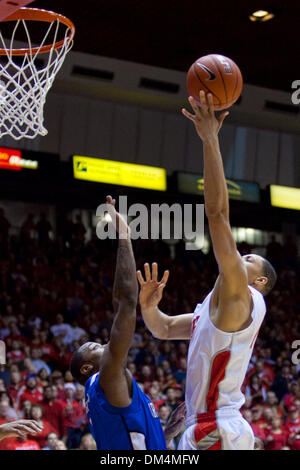 Università del Nuovo Messico guard Darington Hobson (1), mette la palla in alto per due. L'Università del New Mexico Lobos orzo schiacciato a con una vittoria contro la Creighton University 61-66 al Pitt in Albuquerque, Nuovo Messico. Il Lobos sono 12-0 e hanno la più lunga serie vincente nel paese. (Credito Immagine: © lunga Nuygen/Southcreek globale/ZUMApress.com) Foto Stock