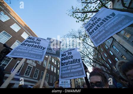 Londra, Regno Unito. . Undicesimo Dec, 2013. Migliaia di studenti e attivisti, gli artisti e i lavoratori hanno aderito una giornata nazionale di protesta degli studenti di tutto il Regno Unito. La settimana scorsa in un'Università di Londra protesta, 41 studenti sono stati arrestati. Tensione tra la polizia e gli studenti per gli scorsi mesi hanno inoltrato dopo che la polizia sono stati catturati da una telecamera cercando di reclutare studenti per spiare gli attivisti. Credito: Gail Orenstein/ZUMAPRESS.com/Alamy Live News Foto Stock