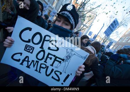 Londra, Regno Unito. . Undicesimo Dec, 2013. Migliaia di studenti e attivisti, gli artisti e i lavoratori hanno aderito una giornata nazionale di protesta degli studenti di tutto il Regno Unito. La settimana scorsa in un'Università di Londra protesta, 41 studenti sono stati arrestati. Tensione tra la polizia e gli studenti per gli scorsi mesi hanno inoltrato dopo che la polizia sono stati catturati da una telecamera cercando di reclutare studenti per spiare gli attivisti. Credito: Gail Orenstein/ZUMAPRESS.com/Alamy Live News Foto Stock