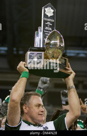 26 Dicembre 2009: Marshall mandria tonante Interim Head Coach /Coordinatore difensivo Rick Minter trattiene il Little Caesars Pizza trofeo Vaso alto in aria dopo il Marshall mandria tonante sconfitto la Ohio Bobcats 21-17 in Little Caesars Pizza Bowl giocato al Ford Field in Detroit Michigan..Mandatory Credit: Frank Jansky / Southcreek globale di credito (Immagine: © Frank Jansky/Sout Foto Stock