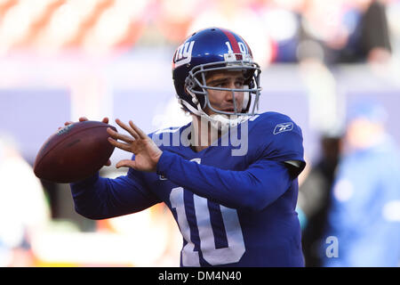 Dic. 27, 2009 - East Rutherford, New Jersey, Stati Uniti - 27 dicembre 2009: New York Giants quarterback Eli Manning #10 in fase di riscaldamento prima che il gioco tra la Carolina Panthers e New York Giants al Giants Stadium di East Rutherford, New Jersey. Le Pantere conduce i giganti 24-0 a metà..Credito - Alan Maglaque / Southcreek globale di credito (Immagine: © Southcreek globale/ZUMAp Foto Stock