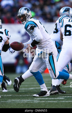 Dic. 27, 2009 - East Rutherford, New Jersey, Stati Uniti - 27 dicembre 2009: Carolina Panthers quarterback Matt Moore #3 Hands off a Carolina Panthers FB Brad Hoover #45 durante il gioco tra la Carolina Panthers e New York Giants al Giants Stadium di East Rutherford, New Jersey. Le Pantere conduce i giganti 24-0 a metà..Credito - Alan Maglaque / Southcreek globale ( Foto Stock