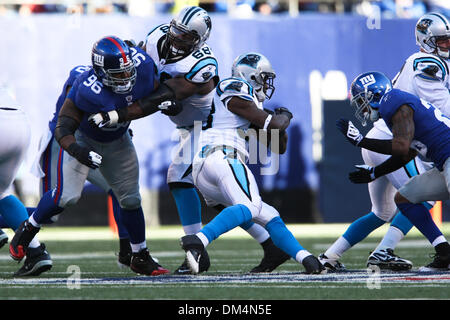 Dic. 27, 2009 - East Rutherford, New Jersey, Stati Uniti - 27 dicembre 2009: Carolina Panthers running back Mike Goodson #33 precipita la palla mentre Carolina Panthers guard Keydrick Vincent blocca New York Giants tackle difensivo Barry Cofield #96 durante il gioco tra la Carolina Panthers e New York Giants al Giants Stadium di East Rutherford, New Jersey. Le Pantere conduce la Gian Foto Stock