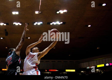 29 Dicembre 2009: un'Università del New Mexico avanti/guardia Darington Hobson (1) assume una mano uno shot over Texas Tech avanti Mike Singletary (32). Università di New Mexico Lobos non hanno mostrato alcuna misericordia contro Texas Tech University, vincendo 75-90 al Pitt in Albuquerque, Nuovo Messico. (Credito Immagine: © lunga Nuygen/Southcreek globale/ZUMApress.com) Foto Stock