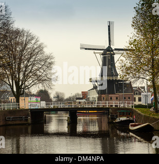 HAARLEM HOLLAND IL MOLEN DE ADRIAAN WINDMILL NEL CENTRO DI HAARLEM Foto Stock