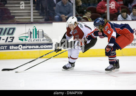 26 Febbraio 2010: il Lago Erie Monsters Mike Bartlett (17) è difeso da Siracusa Crunch Jonathan Sigalet (5) durante la American Hockey League tra il Syracuse Crunch e il Lago Erie Monsters giocato al dall'Arena Quicken Loans in Cleveland, OH. Il Crunch sconfitto i mostri 3-2..Mandatory Credit: Frank Jansky / Southcreek globale di credito (Immagine: © Frank Jansky/Southcreek Foto Stock