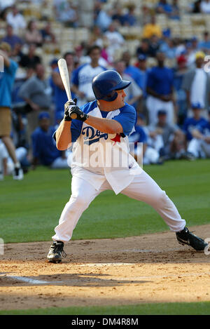 Il 10 agosto 1902 - Los Angeles, California - stelle di Hollywood Baseball gioco.A il Dodger Stadium di Los Angeles, CA.Kevin James. FITZROY BARRETT / 8-10-2002 K25794FB (D)(Immagine di credito: © Globo foto/ZUMAPRESS.com) Foto Stock