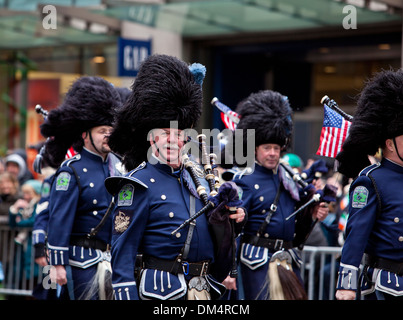 NEW YORK, NY, STATI UNITI D'AMERICA - MAR 16: Bagpipers presso la festa di San Patrizio parata del 16 marzo 2013 nella città di New York, Stati Uniti. Foto Stock