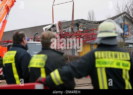 Francoforte, Germania. Undicesimo Dec, 2013. Soccorritori lavoro presso il sito di una gru incidente nella cittadina tedesca di Bad-Homburg vicino a Francoforte, Dic 11, 2013. Una gru da cantiere si è schiantato in un supermercato nella città tedesca di Bad-Homburg vicino a Francoforte il Mercoledì, causando almeno un morto e diversi feriti, i media locali hanno riferito. Credito: Luo Huanhuan/Xinhua/Alamy Live News Foto Stock