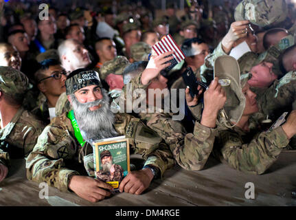 Il Camp Leatherneck, Helmand, Afghanistan. Il 10 dicembre 2013. Un US Army soldier indossando una barba finta attende Duck Dynasty realtà televisione star Willie Robertson Dicembre 10, 2013 a Kandahar Airfield, provincia di Kandahar, Afghanistan. La visita era parte dell'OSU Tour vacanza. Credito: Planetpix/Alamy Live News Foto Stock