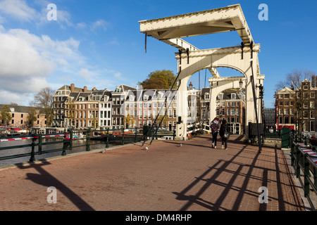 MAGERE ponte sopra il fiume Amstel con pedoni Amsterdam Paesi Bassi Foto Stock