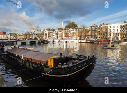 Ponte MAGERE con grande nero chiatta ormeggiata sul fiume Amstel Foto Stock