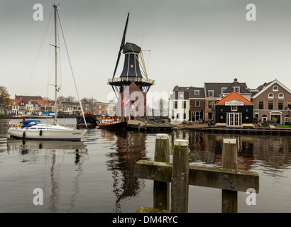MOLEN DE ADRIAAN WINDMILL e fiume Spaarne con barca a vela NEL CENTRO DI HAARLEM HOLLAND Foto Stock