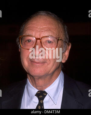 Jun 26, 2000; New York New York, Stati Uniti d'America; il commediografo Neil Simon assiste il partito per Broadway Cares/Equity combatte contro l'AIDS in onore di Neil Simon @ il ristorante ' Piatto del sale". Foto Stock