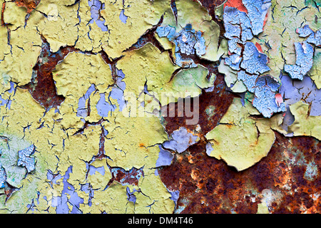 Vecchio sfondo astratto dalla vernice incrinata sul ferro arrugginito Foto Stock