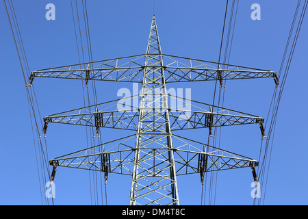 Un traliccio di elettricità e linee contro un cielo blu tema energetico Foto Stock