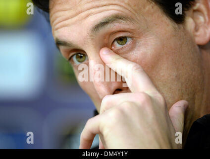 Freiburg, Germania. Undicesimo Dec, 2013. FC Sevilla's head coach Unai Emery tiene una conferenza stampa per l'Europa League Group H match contro SC Freiburg a Mage Solar Stadium di Friburgo, Germania, 11 dicembre 2013. Foto: Patrick Seeger/dpa/Alamy Live News Foto Stock