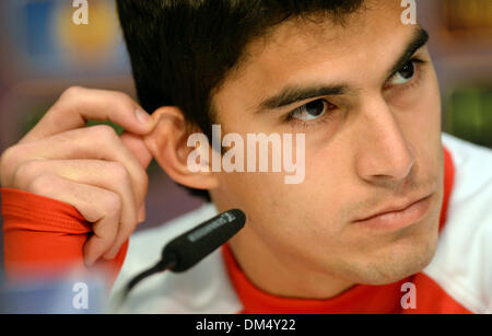 Freiburg, Germania. Undicesimo Dec, 2013. FC Sevilla's Diego Perotti tiene una conferenza stampa per l'Europa League Group H match contro SC Freiburg a Mage Solar Stadium di Friburgo, Germania, 11 dicembre 2013. Foto: Patrick Seeger/dpa/Alamy Live News Foto Stock