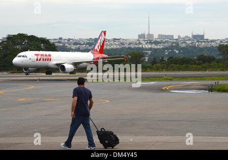 Brasilia, Brasile. Decimo Dec, 2013. Un aereo della compagnia aerea brasiliana TAM sorge sul piazzale dell'Aeroporto Internacional Juscelino Kubitchek aeroporto in Brasilia, Brasile, 10 dicembre 2013. Il Brasile si sta preparando per il prossimo 2014 campionati del mondo di calcio. Foto: Marcus Brandt/dpa/Alamy Live News Foto Stock