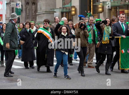 NEW YORK, NY, STATI UNITI D'AMERICA - MAR 16: la gente alla festa di San Patrizio parata del 16 marzo 2013 nella città di New York, Stati Uniti. Foto Stock