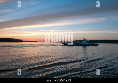 Traghetto tra Oka e Hudson sul Lago dei due montagne Provincia di Québec Foto Stock