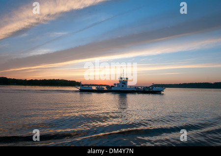 Traghetto tra Oka e Hudson sul Lago dei due montagne Provincia di Québec Foto Stock