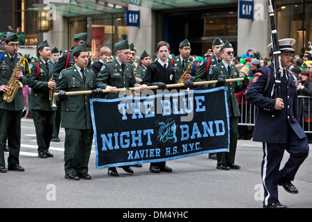 NEW YORK, NY, STATI UNITI D'AMERICA - MAR 16: militare presso la festa di San Patrizio parata del 16 marzo 2013 nella città di New York, Stati Uniti. Foto Stock