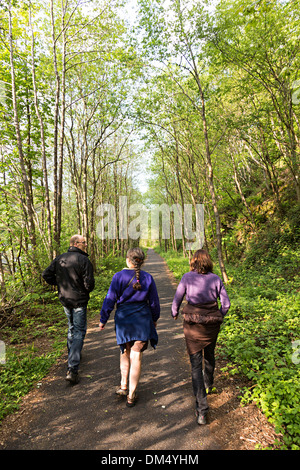Tre persone che camminano sulla Ebbw Fach Trail, Six Bells, Wales, Regno Unito Foto Stock