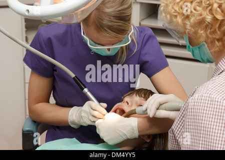 Dentista e lavoro asistant. denti forati Foto Stock