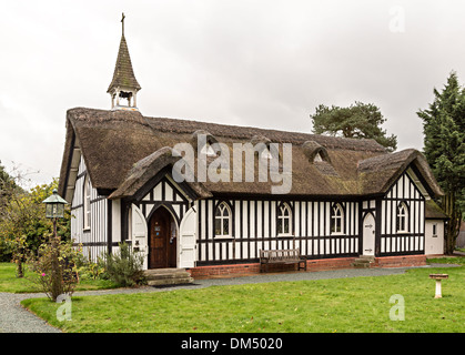 Chiesa di tutti i Santi con pareti in legno e tetto di paglia, Little Stretton, Shropshire, Inghilterra, Regno Unito Foto Stock