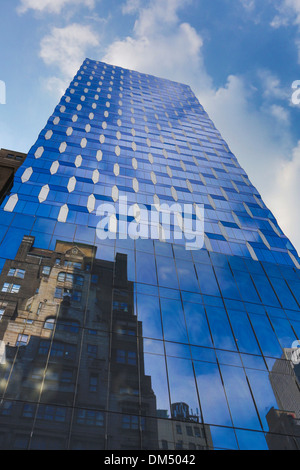 Quarantaduesimo avenue street blocco Manhattan New York Stati Uniti d'America Stati Uniti America edificio di architettura di contrasto della città vecchia di vetro nuovo Foto Stock