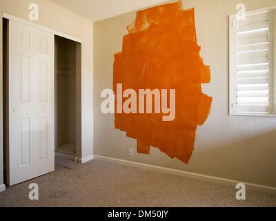 Phoenix, Arizona, 00, . 3 Aprile, 2013. Parzialmente la parete dipinta all'interno di una casa precluso a Phoenix, Arizona, Stati Uniti © David H. pozzetti/ZUMAPRESS.com/Alamy Live News Foto Stock