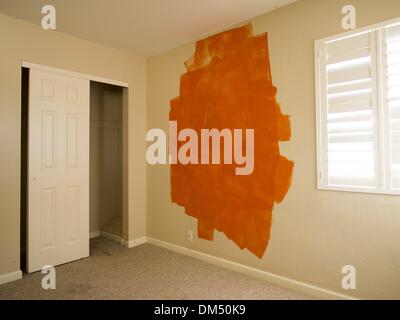 Phoenix, Arizona, 00, . 3 Aprile, 2013. Parzialmente la parete dipinta all'interno di una casa precluso a Phoenix, Arizona, Stati Uniti © David H. pozzetti/ZUMAPRESS.com/Alamy Live News Foto Stock