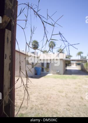 Phoenix, Arizona, 00, . 3 Aprile, 2013. Erba e legno in ashack al di fuori di una casa precluso a Phoenix, Arizona, Stati Uniti © David H. pozzetti/ZUMAPRESS.com/Alamy Live News Foto Stock