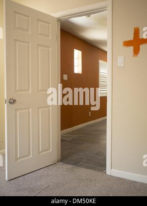 Phoenix, Arizona, 00, . 3 Aprile, 2013. Corridoio con la porta aperta e parzialmente parete dipinta all'interno di una casa precluso a Phoenix, Arizona, Stati Uniti © David H. pozzetti/ZUMAPRESS.com/Alamy Live News Foto Stock