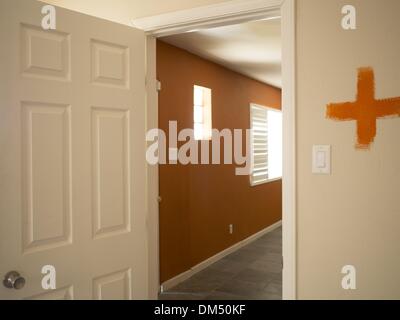 Phoenix, Arizona, 00, . 3 Aprile, 2013. Corridoio con la porta aperta e parzialmente parete dipinta all'interno di una casa precluso a Phoenix, Arizona, Stati Uniti © David H. pozzetti/ZUMAPRESS.com/Alamy Live News Foto Stock