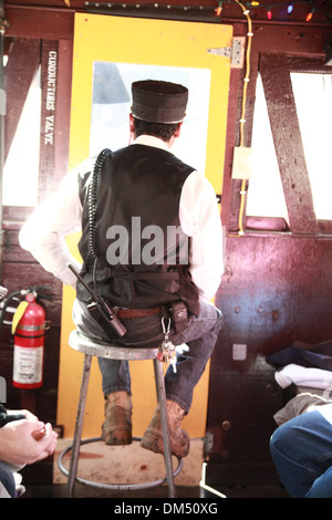 Maschio conduttore ferroviario sulla Santa Express in Georgetown Colorado Foto Stock