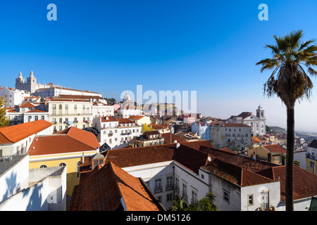 Vista dal Largo das Portas do Sol Square, Lisbona, quartiere di Alfama, Portogallo Foto Stock