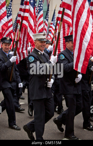 NEW YORK, NY, STATI UNITI D'AMERICA - MAR 16: NYFD presso la festa di San Patrizio parata del 16 marzo 2013 nella città di New York, Stati Uniti. Foto Stock