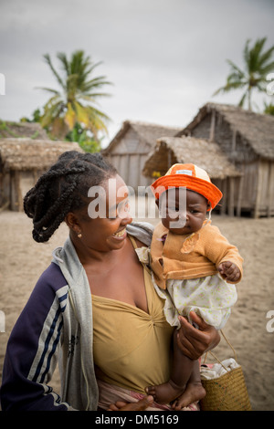 Una madre e un bambino in Vatomandry distretto, Madagascar. Foto Stock