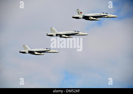 US Navy F/A-18C Hornet fighter aircraft volare in formazione sopra il ponte di volo della portaerei USS Nimitz come essi partono per tornare a casa dopo più di otto mesi di distribuzione 10 dicembre 2013 nell'Oceano Pacifico. Foto Stock