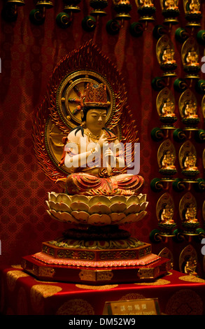 Dettaglio all'interno del Dente del Buddha reliquia del tempio e Museo in Chinatown, Singapore. Foto Stock