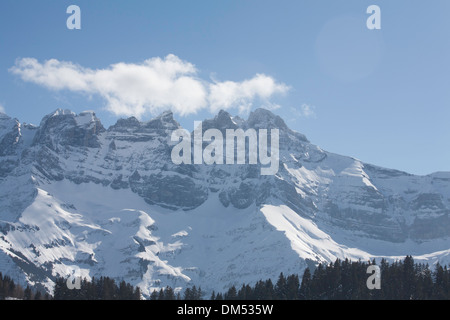 Dents du Midi sopra la Val d'Illiez dal villaggio di Champoussin parte delle Portes du Soleil Vallese Svizzera Foto Stock