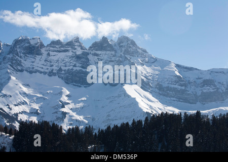 Dents du Midi sopra la Val d'Illiez dal villaggio di Champoussin parte delle Portes du Soleil Vallese Svizzera Foto Stock