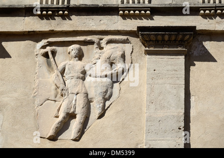 Cavalleria romana la scultura o Bas-Relief annegato nel muro di una casa di città su Rue des Arenes Arles Provence Francia Foto Stock