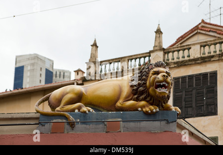 Dettaglio di una statua di Lion sull'esterno del Tempio di Sri Mariamman, Singapore Foto Stock