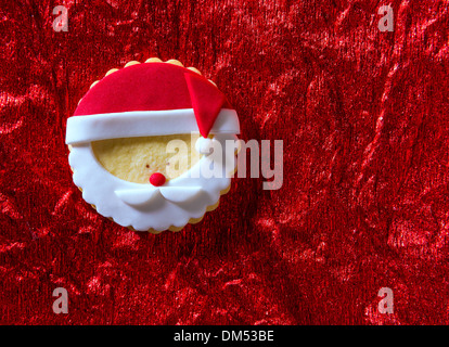 Biscotti di Natale di Santa faccia su sfondo rosso con spazio di copia Foto Stock