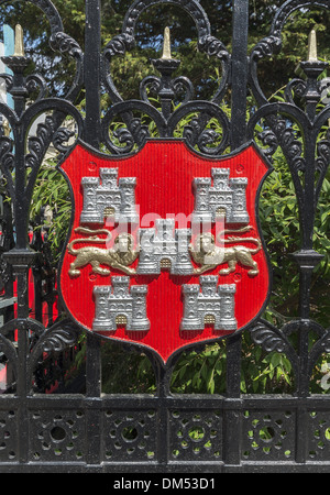 Winchester stemma sulla recinzione in ferro ad Abbey Gardens in Winchester, Hampshire, Inghilterra, Regno Unito Foto Stock