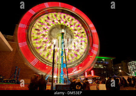 Ruota panoramica Ferris di notte durante il Victoria annuali feste di Natale-Victoria, British Columbia, Canada. Foto Stock